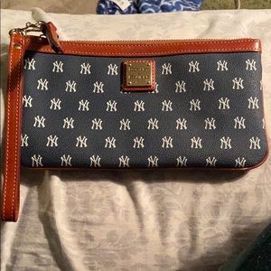 ❌❌SOLD❌❌Dooney & Bourke clutch